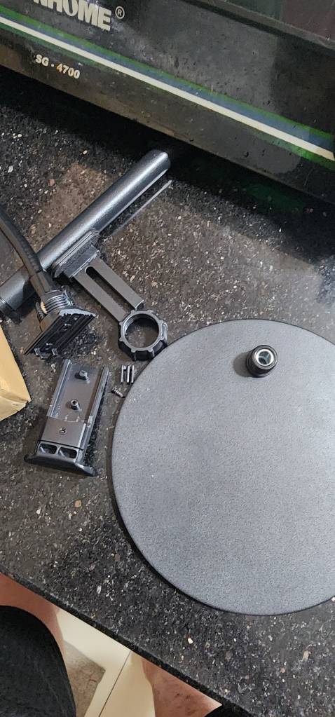 Gãy tùm lum, giải quyết đổi trả thì lâu.