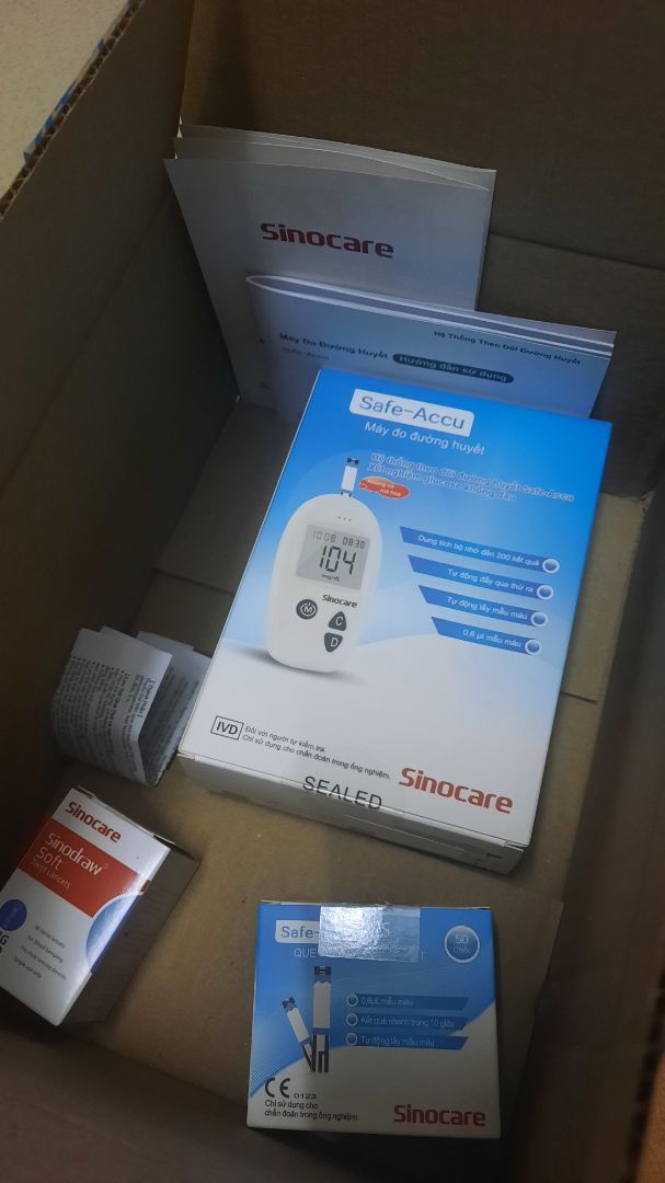 hôm nọ mua máy đo huyết áp của hãng này thấy giá rẻ mà cũng dễ dùng nên hôm nay mua máy *** đường luôn. Thấy dễ sử dụng, bút lấy máu ko đau tí nào, có lẽ do kim mảnh hơn loại cũ, mỗi lần thay que *** mới cũng k phải lắp chip lằng nhằng. Cảm quan rất ok. Tặng kèm tận 50 que *** với 28 đầu kim lấy máu, giá thì siêu rẻ, hi vọng sẽ bền.