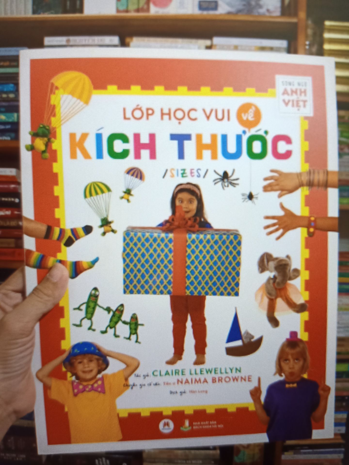 sách không dày nhưng to khổng lồ, chất lượng giấy tốt, mua đúng dịp 5 tháng 5 nên được giảm 40% cực kỳ ưng ý nhé