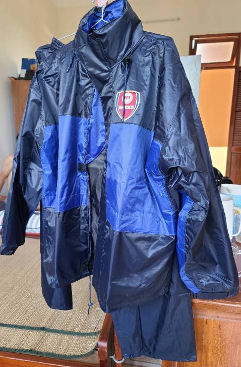 Áo mưa khá nặng nhất là phần áo mưa, phần áo thì hai lớp, còn quần thì chỉ một lớp. Đối với chiều dài của quần thì ai dưới 1m75 có thể sẽ vừa, còn cao hơn thì hơi ngắn.