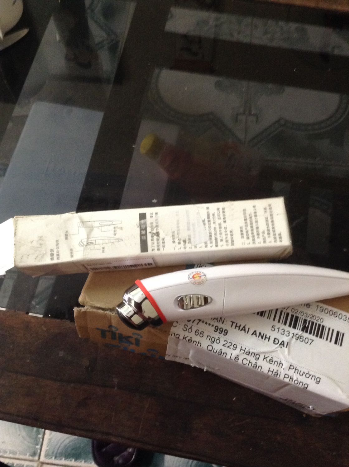 Sản phẩm của HELLO Shop lúc nhận hàng không đúng với mẫu. Giao cho khách mà không kiểm tra hàng thật quá vớ vẩn. Nhìn hình ảnh đây là bút thử nước hay là cái gì. Đề nghị hoàn tiền hay đổi lại sản phẩm đúng loại đi. Đã mất tiền còn mang bực vào người!