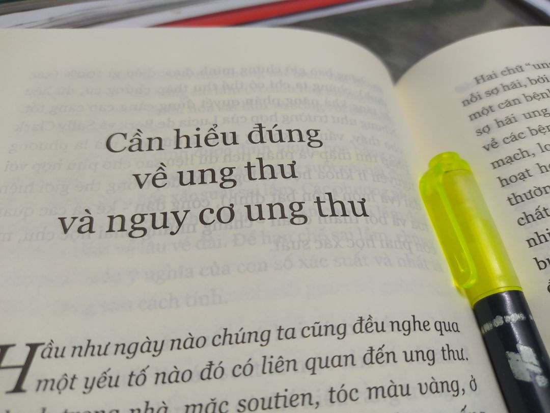 Mình thấy rất thích cuốn này.
Tác giả viết rất chân thành, có tâm (thường hay mở ngoặc từ tiếng Anh nữa).
Rất nhiều chủ đề trong cuốn sách khiến mình nghiền ngẫm rất nhiều. Sách phù hợp với những bạn đam mê khoa học và nghiên cứu nên không thể đọc vội. Sách này viết tốn rất nhiều công sức nên mình cảm thấy được tôn trọng, những câu chữ được chọn lọc tỉ mỉ và tinh tế.
Chân thành cảm ơn sự tận tâm của tác giả ạ!