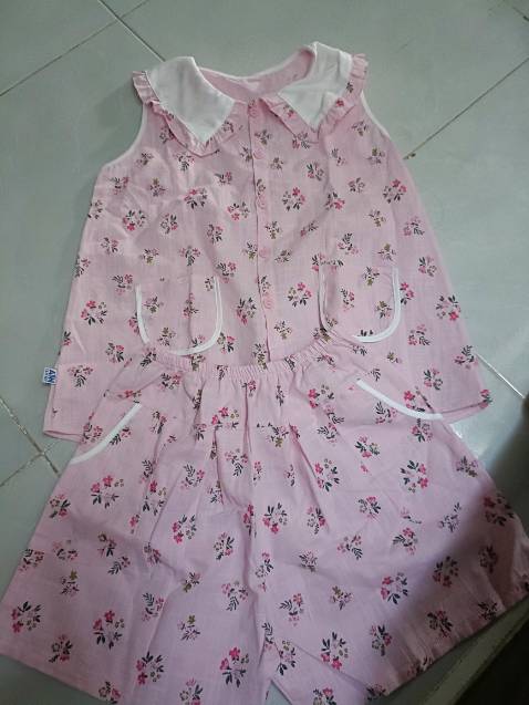 Nhận được hàng mà ưng ý cực kỳ luôn. Chất vải thoáng mát, đường may kỹ đẹp, kiểu dáng thì cực kỳ dễ thương. Chuẩn là hàng thiết kế nên được chăm chút cực kỳ, không phải hàng xưởng may gia công đại trà. Mình mua áp mã giảm của shop còn 88k một bộ.