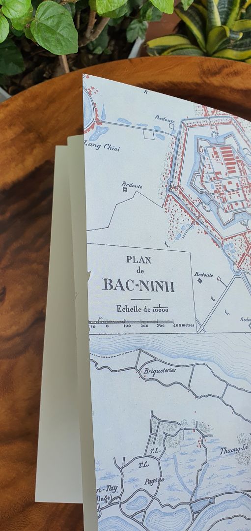 Sách đẹp, dày và tư liệu lịch sử giá trị.
Tuy nhiên sách bị móp nặng và rách nhẹ trang bản đồ. Lúc mở ra thì không có lót chống sốc. Phải chăng do Tiki đóng gói giao hàng quá sơ sài và thiếu bảo quản sản phẩm.