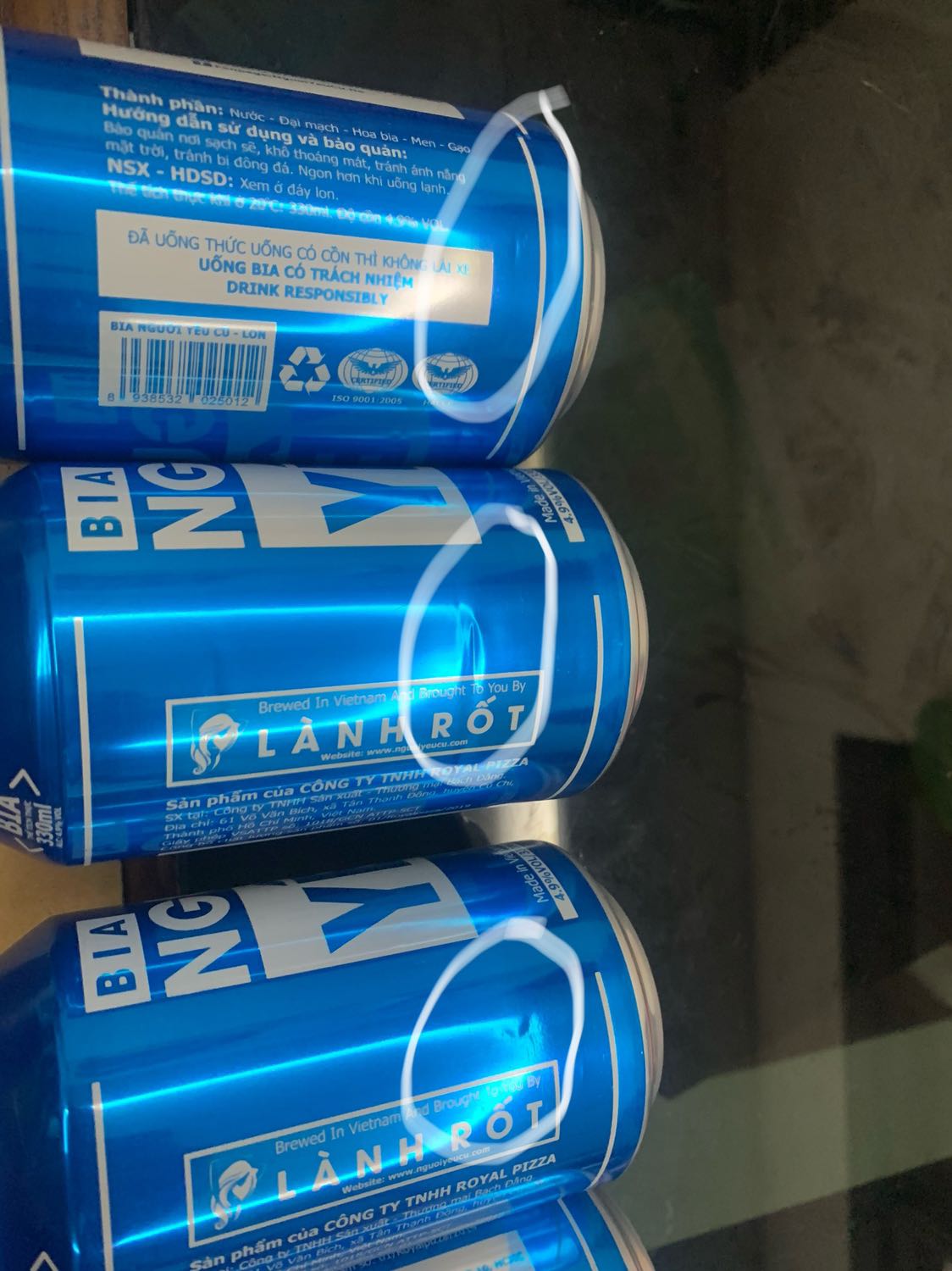 Mở thùng ra thấy tất cả vỏ *** có dấu hiệu móp méo như được tái sử dụng. Đáy *** bẩn. Chưa uống thử nhưng khá thất vọng.
Có cảm giác như bia để bên ngoài lâu ngày, có khách mua dồn đóng lại thành thùng