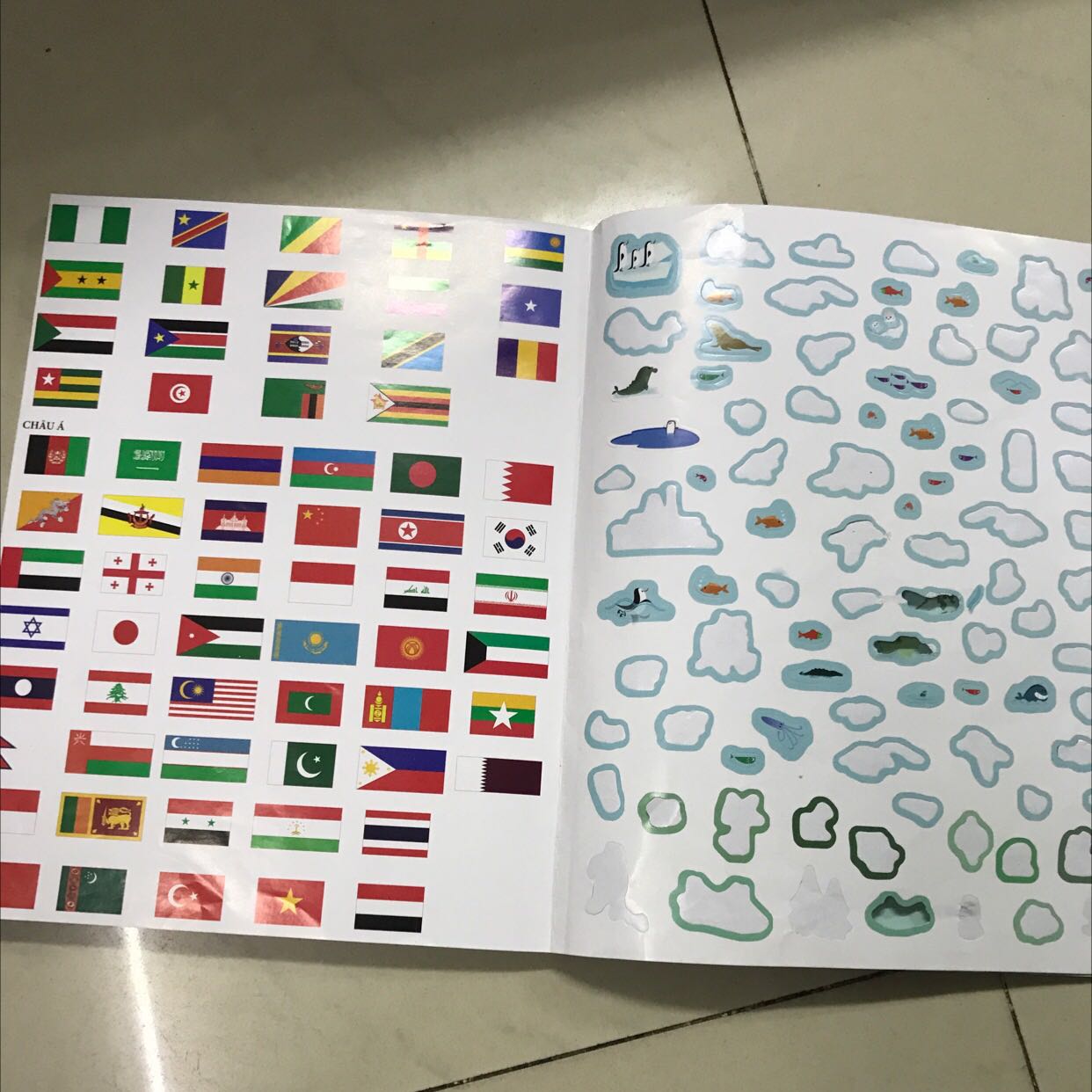 Quyển sách hay, thú vị, màu sắc thu hút. 2 anh em Bé ôm đọc cả ngày ko chán. Có hình dán lá cờ, con vật thích lắm.