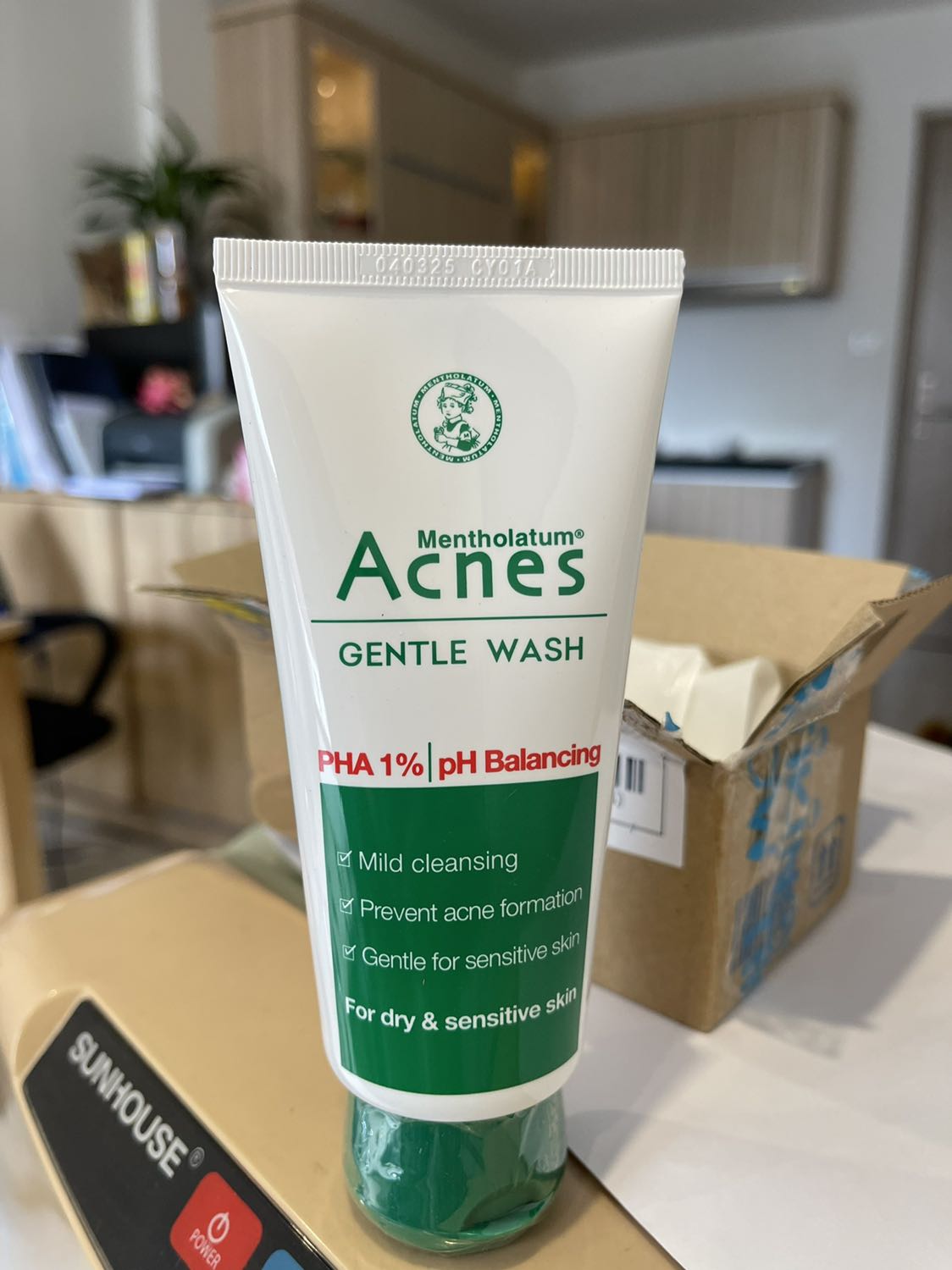 Hàng chính hãng, mall nên làm ăn nhanh gọn hơn hẳn. Đóng gói cũng chắc chắn, dù là gói hàng có chút xíu. Mình mua này cho con gái dùng, bé nói xài tốt, rửa mặt sạch, ko bị khô da Hàng chính hãng, mall nên làm ăn nhanh gọn hơn hẳn. Đóng gói cũng chắc chắn, dù là gói hàng có chút xíu. Mình mua này cho con gái dùng, bé nói xài tốt, rửa mặt sạch, ko bị khô da