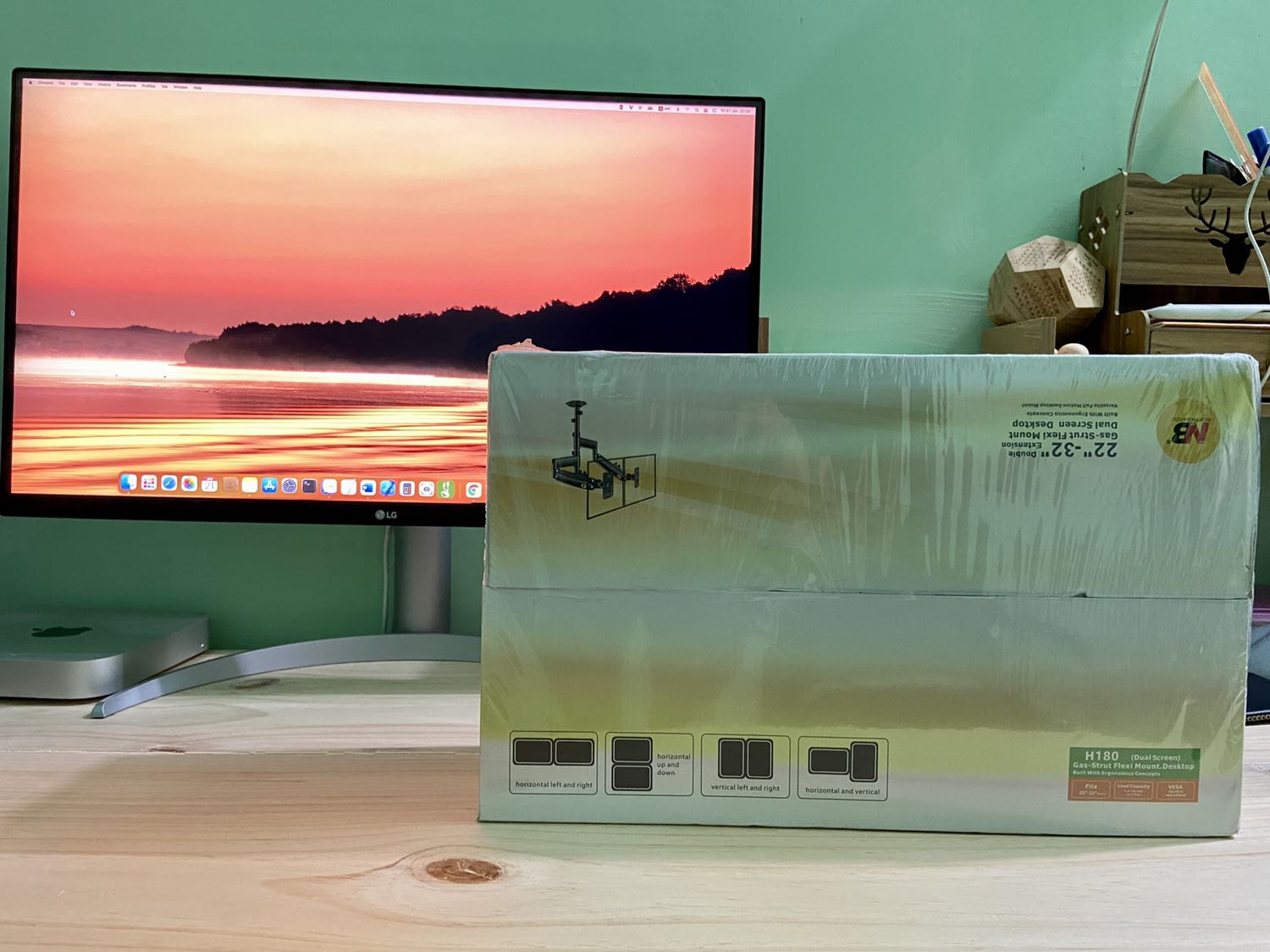 Đẩy đủ thành phần, dễ lắp. Gánh tốt 2 màn của mình (24 inch và 27 inch). Giá treo nặng, 2 màn nặng nữa nên phải cố định chân kỹ. Ai dùng bàn mặt yếu, làm từ gỗ công nghiệp thì nên cân nhắc.