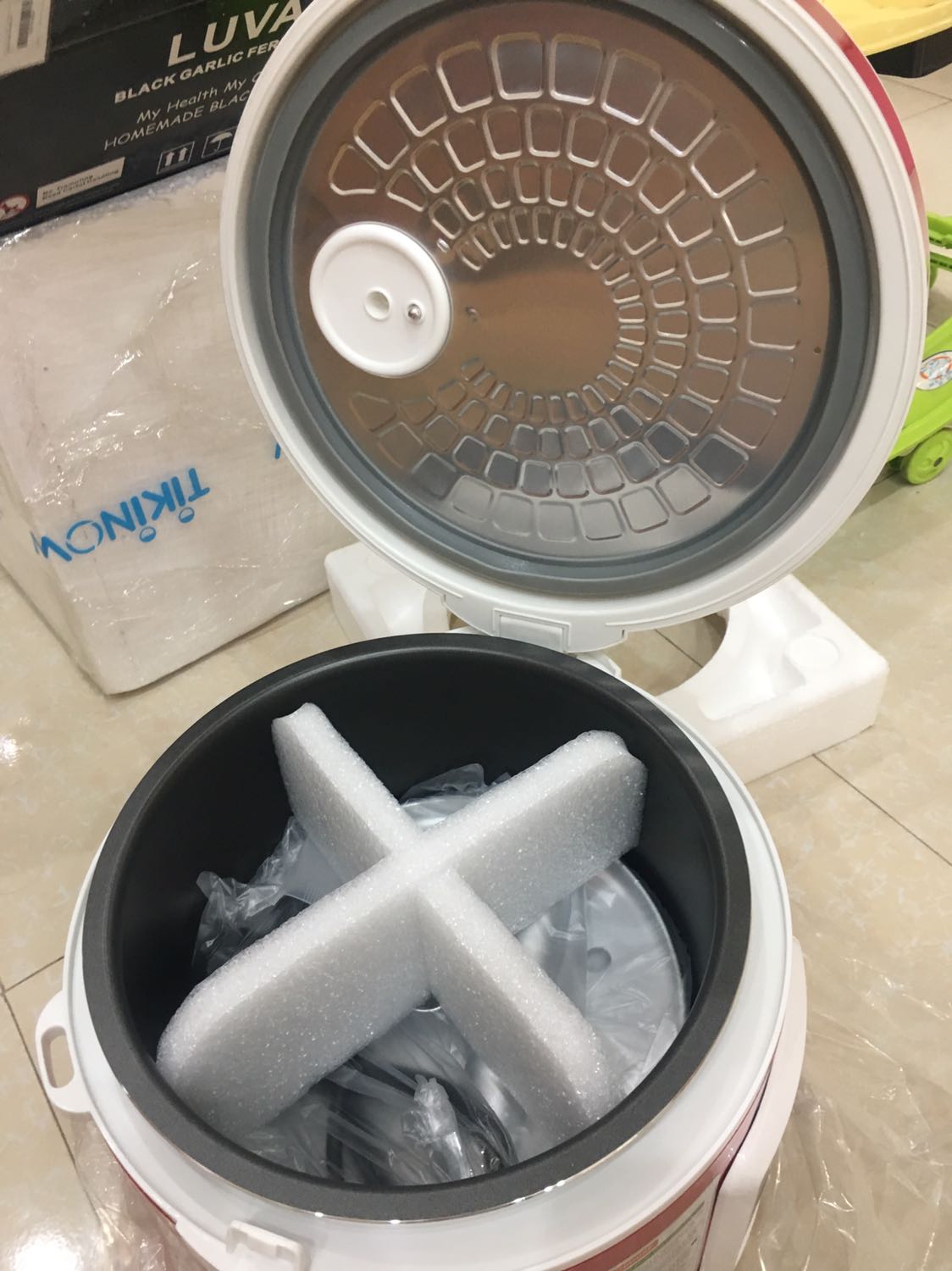 Tiki giao hàng nhanh, trên hệ thống còn đang báo giao mà đã nhận được hàng
Hàng đóng gói cẩn thận, đẹp
Máy làm tỏi đen luva a6 xịn, đẹp 
Cảm thấy hài lòng. 
Sẽ ủng hộ tiki và shop