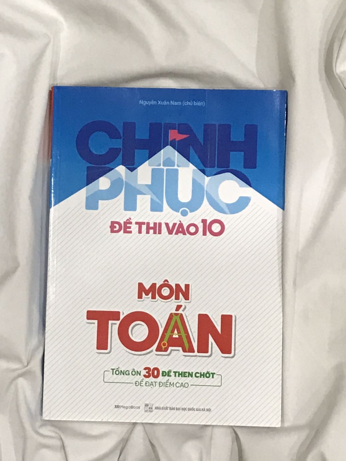 Sách rất to và nhìn cũng rất mới mặc dù có một vết bẩn nhỏ ở bìa sách (nhưng nó nhỏ lắm nên không sao đâu). Chất lượng giấy rất đẹp và in đều chữ, không bị nhoè, nhìn thích mắt lắm. Sách có nhiều bài tập và chú thích rõ ràng nên có vẻ không bị khó hiểu, mình nghĩ nó sẽ có ích chi việc ôn tuyển sinh.