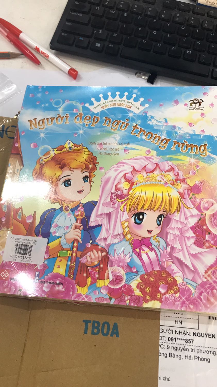 Truyện đẹp. Nét vẽ đáng yêu. Giấy là loại mềm nên bé lớn sẽ giữ đc chứ bé nhỏ thì dễ rách. M đọc thử nội dung truyện cô bé quành khăn đỏ thì k coa điều chỉnh nhiều so với truyện m đọc khi bé. Cuối truyện còn có phần bài học rút ra rất hay