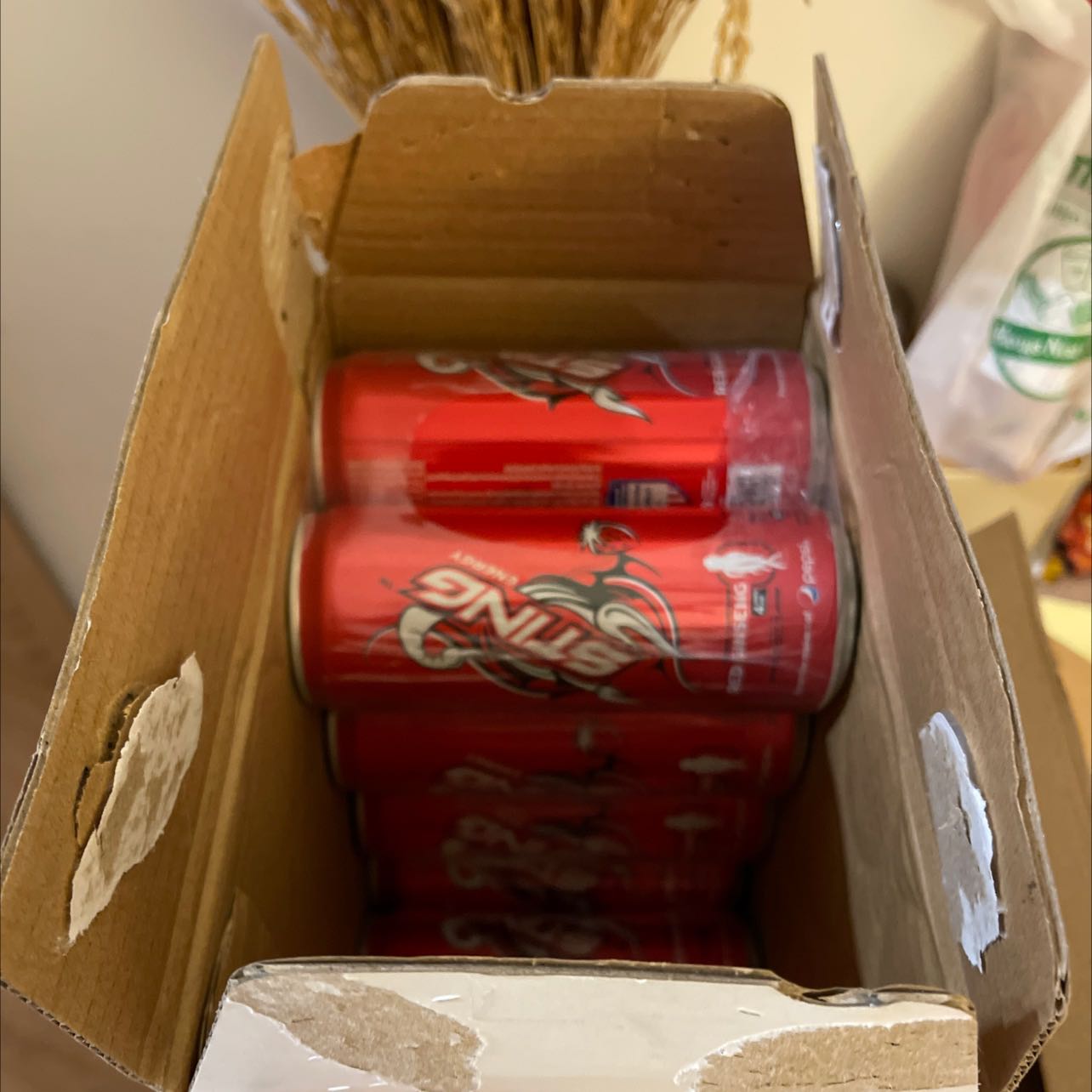 Về nước thì không có gì để nói rồi vì ai cũng đã uống qua hết rùi. Chỉ có là đặt trên tiki thì mình đc nhận hàng khá nhanh thôi, đặt đợt km đc ad thêm 2-3 coupon lại có thêm quà nữa nên khá hời