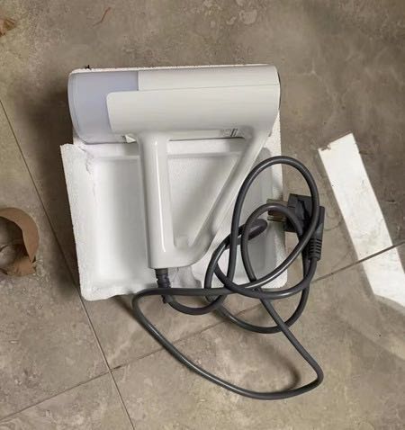 Giao hàng nhanh, đóng gói kĩ, shop trả lời tin nhắn nhiệt tình lắm, shop cũng tặng thêm 1 phích cắm 3 chấu. Bàn ủi nội địa nói chung rất ngon.