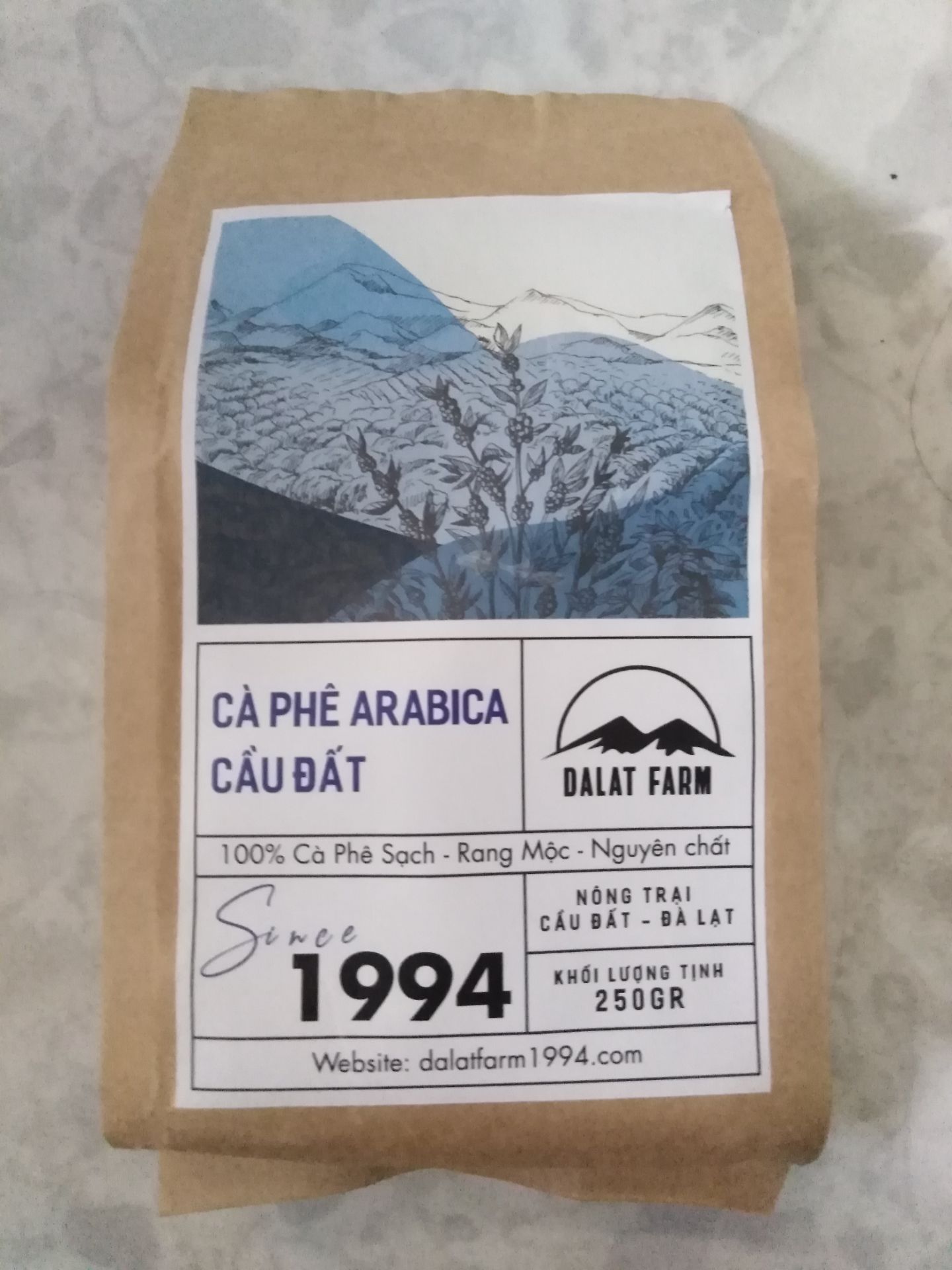 Cà phê nguyên chất 100%, mùi thơm dịu, vị chua đặc trưng vì nó là Arabica, uống không thì có thể không quen nhưng pha với cà phê đắng là ra được 1 ly tuyệt vời, uống một ngụm là bừng tình con người.

Tiki gói hàng kĩ, dịch vụ, sản phẩm đều ngon lành. 10 điểm