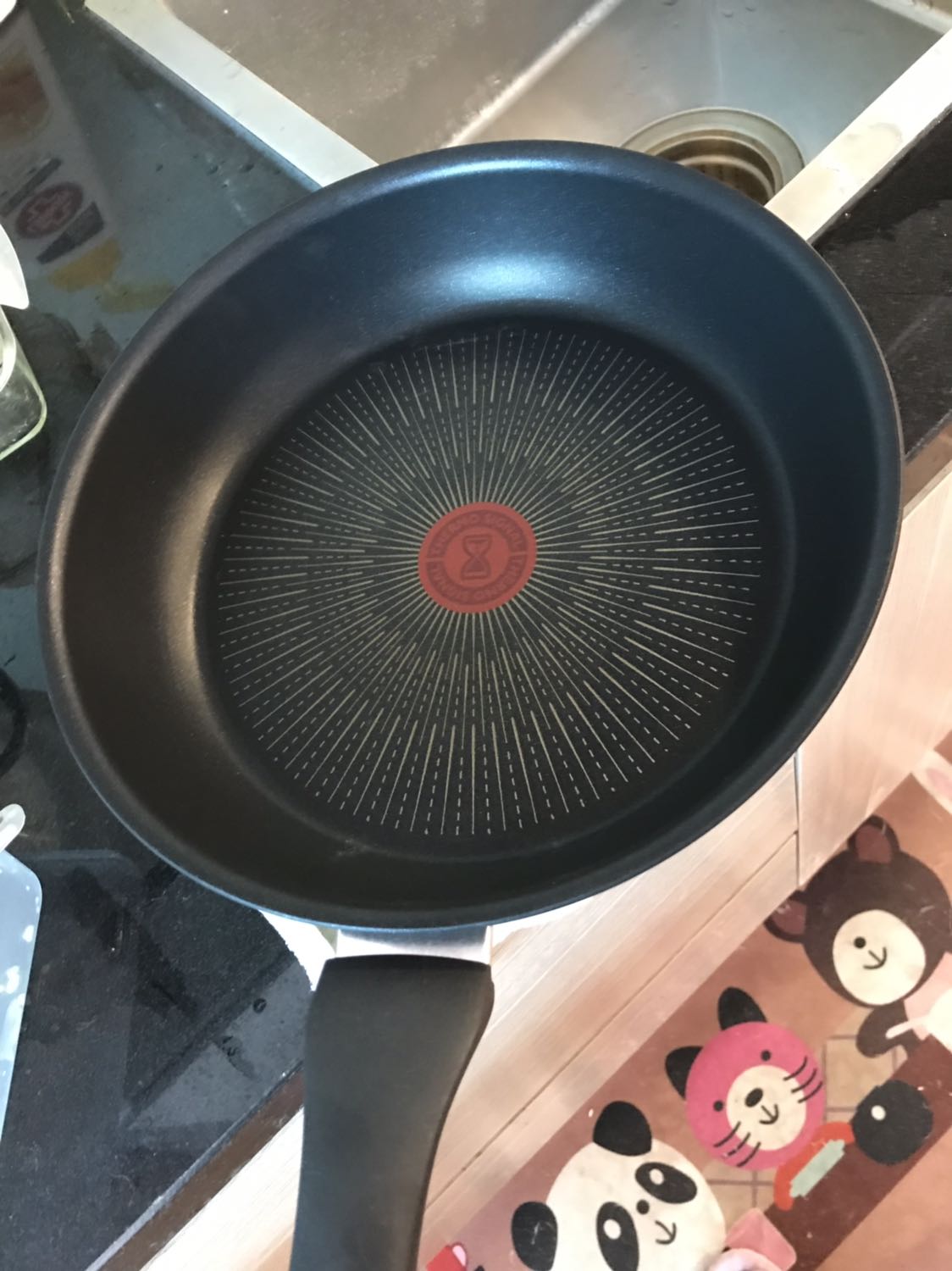 Chảo rất đẹp. Hiếm có chảo Made in France thật trên thị trường; đa phần toàn chảo tàu nên có hàng chính hãng phải mua ngay. Giá thì ko phải rẻ lắm so với các cửa hàng bên ngoài nhưng dc khuyến mại ấm nước thì thành rẻ. Rán lần đầu thấy rất tốt. Hi vọng rán nhiều năm sau vẫn tốt (chảo tàu thì được vài lần đầu tốt, sau thì cứ như chảo thường) và hi vọng Made in France thì lớp chống dính ko hại sức khoẻ như chảo tàu