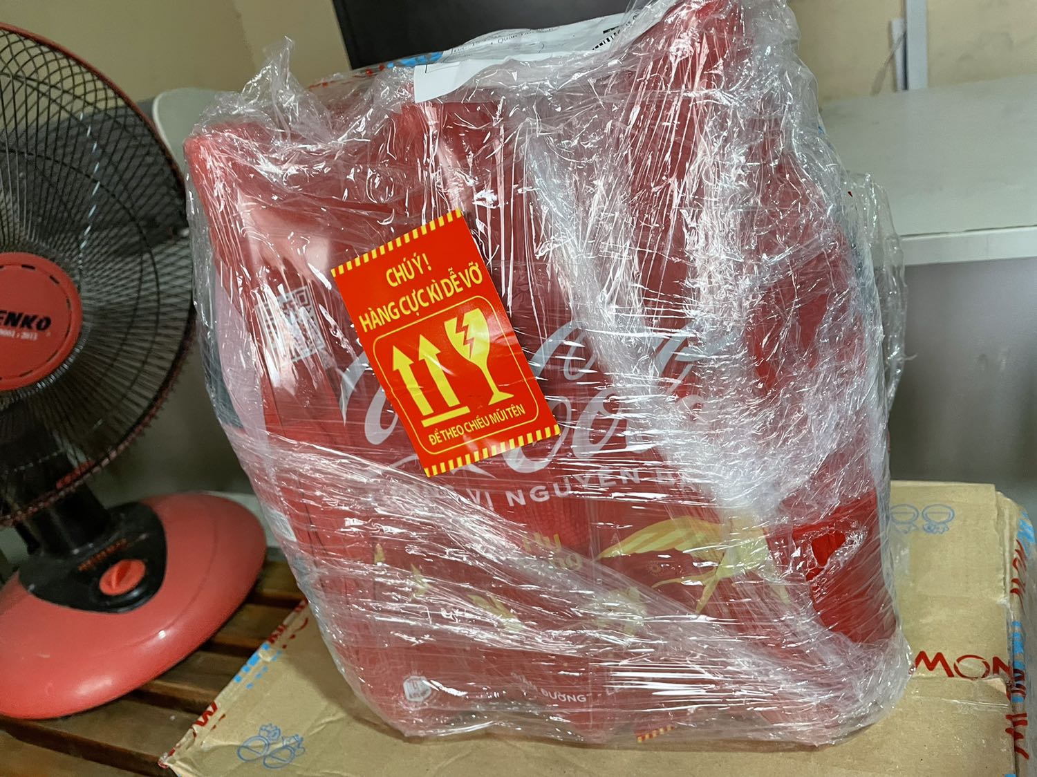Mua coca mà được tiki giao nhanh freeship thì quá tuyệt, chai 1,5L vừa uống cho 4 người 1 bữa ăn, bình thường mua ngoài siêu thị chai 2,5l uống hay dư