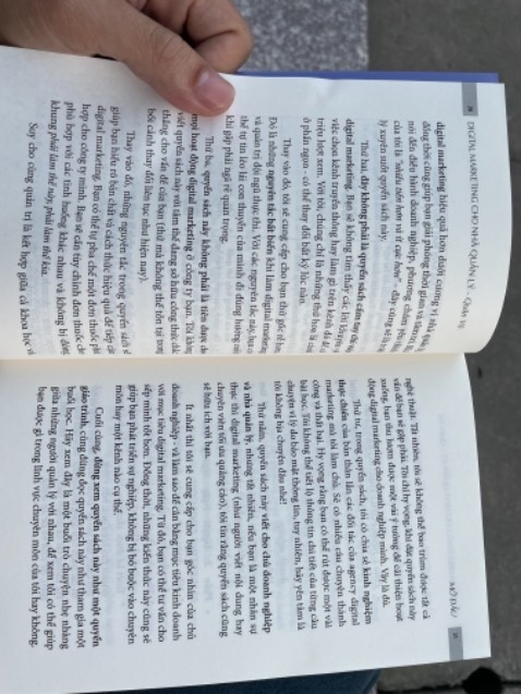 Cuốn sách giúp tôi nhận ra việc mất tập trung và đi lạc đường đáng sợ hơn nhiều so với việc bỏ lỡ một kênh truyền thông số; cho tôi thấy rõ digital marketing không có gì quá màu nhiệm hay phức tạp. Nó cũng chỉ là một trong các chiến lược tiếp thị mà tôi có thể áp dụng cho doanh nghiệp của mình.