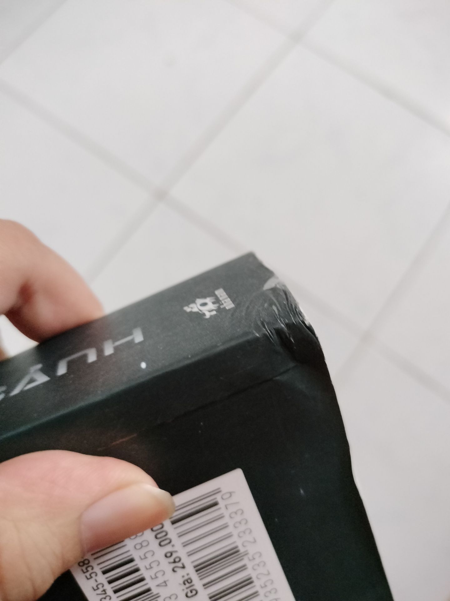 Buồn nhẹ Tiki vì sách móp méo thế này nha. Các quyển sách khoa học thường thức có tham vọng thế này luôn được chào đón, đặc biệt là chúng đến từ các góc nhìn của các tác giả với lĩnh vực khác nhau, họ sẽ giải thích con đường hình thành - vũ trụ, Trái Đất, sự sống, tiến hoá, lịch sử loài người, cơ thể người, năng lượng,... với một lăng kính độc đáo. Đây là một quyển sách như vậy.