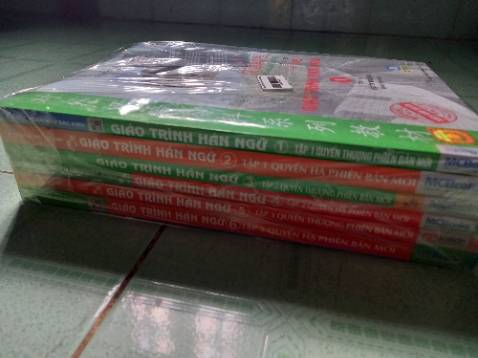 Sách bản quyền, quyển 6 có móp một chút ở góc nhưng tạm chấp nhận được, đặt hàng trưa hôm trước, trưa hôm sau nhận dc. Trang giấy tốt, chữ in rõ ràng không mất nét mặc dù có ai đó đã mở quyển 3 rồi nên có 1 trang để lại nếp nhăn nhỏ. Nhìn chung là ổn đến 95%.
