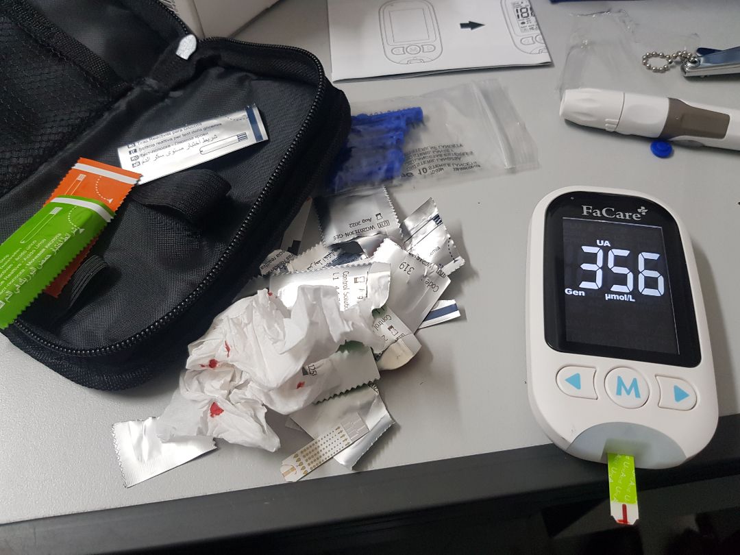 Hàng chính hãng, đầy đủ phụ kiện kèm theo, hướng dẫn sử dụng rõ ràng bằng cả tiếng Việt và tiếng Anh. Lần đầu mày mò nghịch phải đến gần hết số que có sẵn mới lấy máu thử được đúng cách. kết quả đo có vẻ ok so với kq xét nghiệm máu gần đây của mình