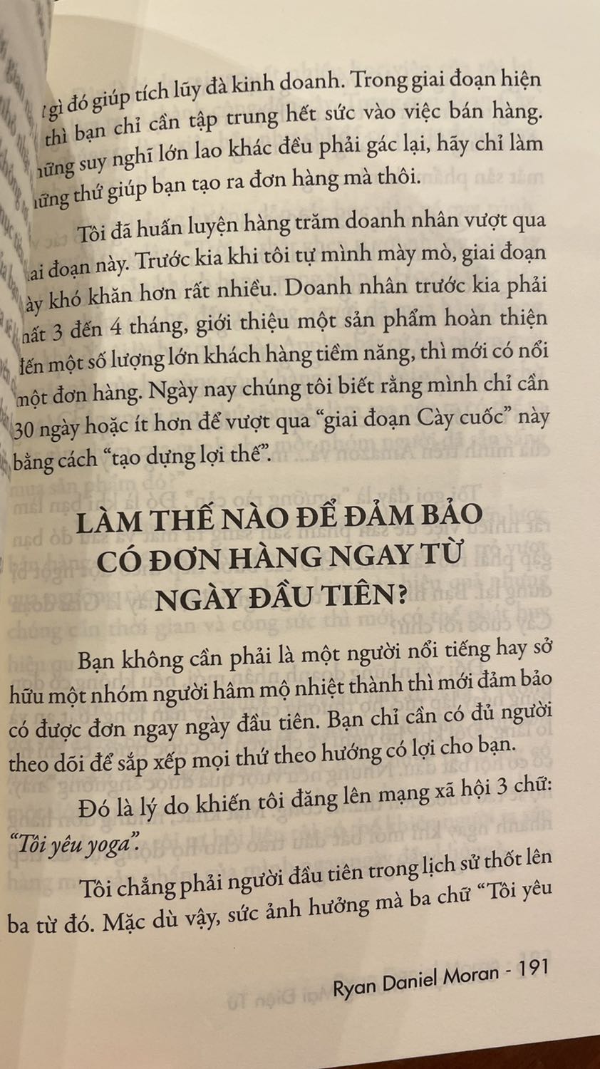 Cuốn sách làm thay đổi cách suy nghĩ về kinh doanh online: tập trung nhìn vào khách hàng và bán cho họ thứ họ cần, đừng chỉ đi lo làm sản phẩm. Đó mới là hướng phát triển, ví dụ như tập trung phục vụ cho người tập Yoga, họ mua thảm tập, và mua gì sau đó? Để kinh doanh hiệu quả trên sàn ở VN thì nên đọc một quyển sách lớn hơn, như quyển này, khi đó nó giúp mình nhìn thấy mọi việc đơn giản hơn. Hình vẽ ấn tượng, nội dung ứng dụng được cho tmđt VN. Sách nên đọc.