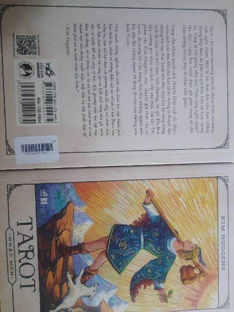 Gói hàng sơ xài, may mà bên trong sách không bị sao. Mua đúng lúc sale nên giá tốt, sách này thì chắc không cần phải nói nhiều nữa, đa số những người mới đều từng đọc và học qua cuốn này trước khi đi lên thềm thang cao hơn. Tất nhiên là có nhiều nguồn tài liệu khác nhau, rất phong phú và đa dạng. Nhưng nếu bạn chưa tìm được nguồn nào uy tín, thì đây có lẽ là nguồn chính thống dễ tiếp cận và cũng có thể take notes vào sách những ý chính về các lá bài bạn học. Highly recommend cho những bạn newbie muốn bắt đầu tìm hiểu về Tarot.