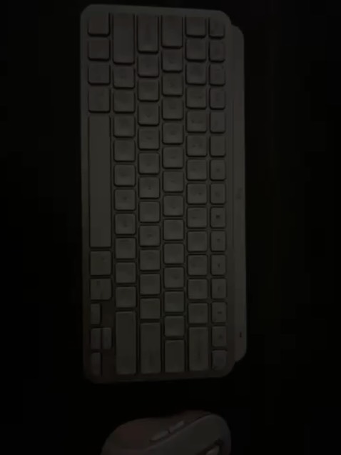 Gõ êm, thiết kế miễn xinh, sang.
Tiki đóng gói kỹ nhưng mở hộp ra thấy vết móp rất nhỏ, hơi buồn tẹo.