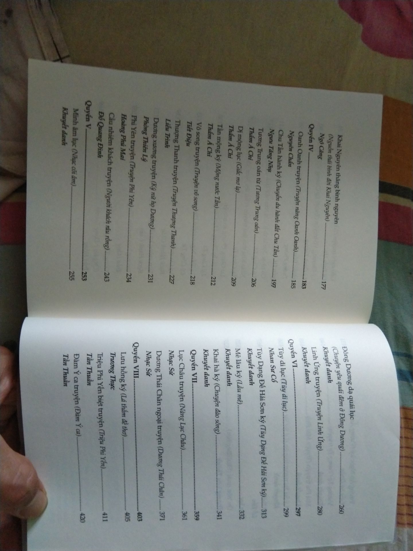 Sách gồm nhiều câu truyện truyền kỳ được lưu truyền từ lâu do nhiều nhà văn biên chép và được Lỗ Tấn biên tập lại.  Các câu chuyện có thể bắt gặp đâu đó trong các sách xưa như là những điển tích. Nếu quen với cổ văn thì đọc rất thú