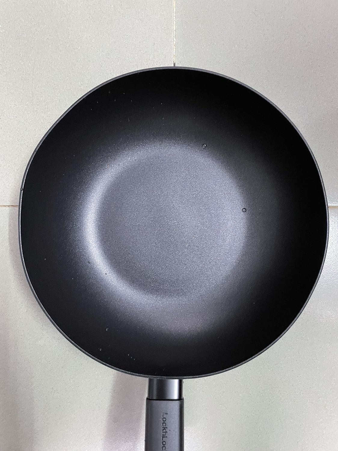 Tiki Trading bán + nhân viên của Tiki đi giao => Vậy mà không đảm bảo được chất lượng của sản phẩm, giao 2 chảo móp hết 2 chảo!!! Với nhà bán khác mình vẫn cho 5 sao vì lỗi này do đơn vị vc Tiki chứ không phải do nhà bán, nhưng do là Tiki Trading bán nên mình đánh giá thẳng 2 sao để còn cải thiện chứ dịch vụ kiểu này quá tệ!