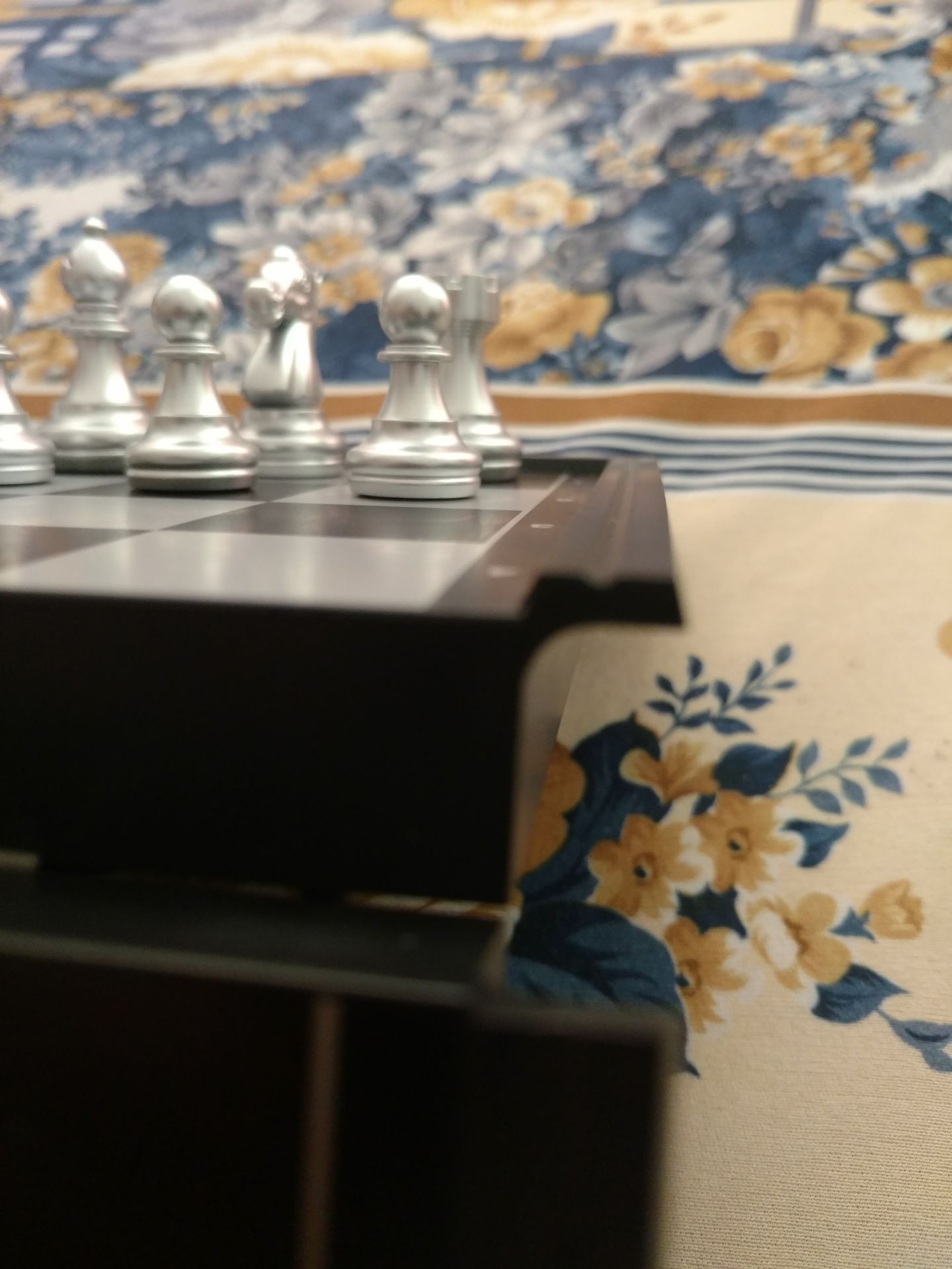 bộ cờ bằng nhựa nhưng nước sơn khá tốt, chi tiết ổn. Quân cờ tuy nhẹ nhưng cầm chắc tay, không thấy rõ mối ghép khuôn nhựa trên quân cờ. Lực hít vừa phải
Viền bàn cờ khá mong manh, cần hạn chế rơi rớt
Quân ngựa trông hơi *** 1 tý :)