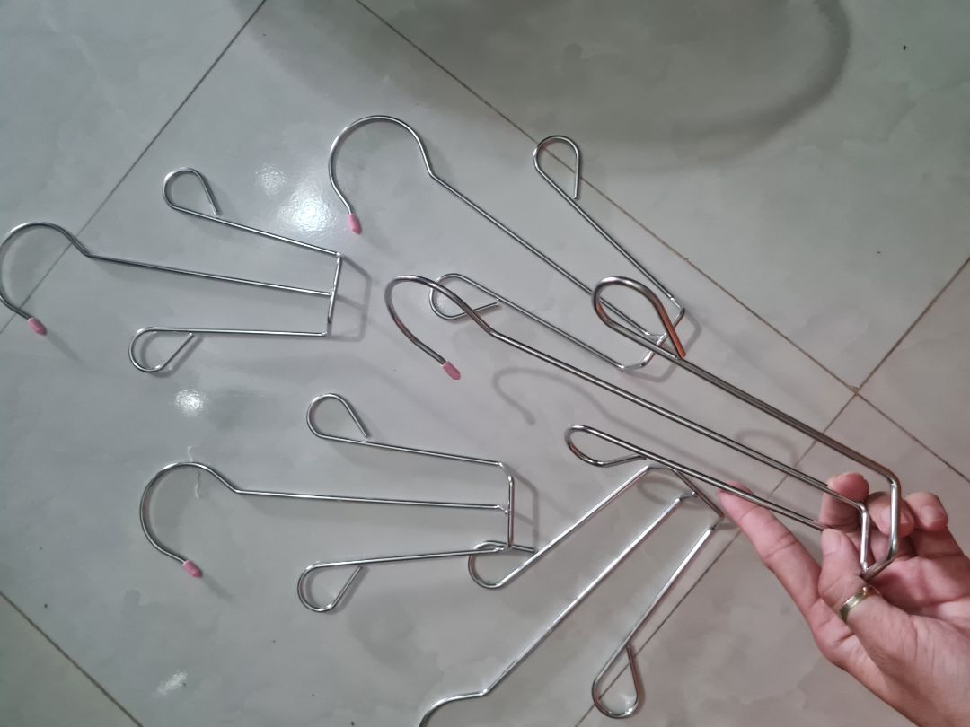 Móc inox dày, cứng cáp như hình, gọn gàng khi để ở tủ quần áo treo đồ và phơi. Có phần núm cao su nhỏ ở đầu hạn chế trầy xước.