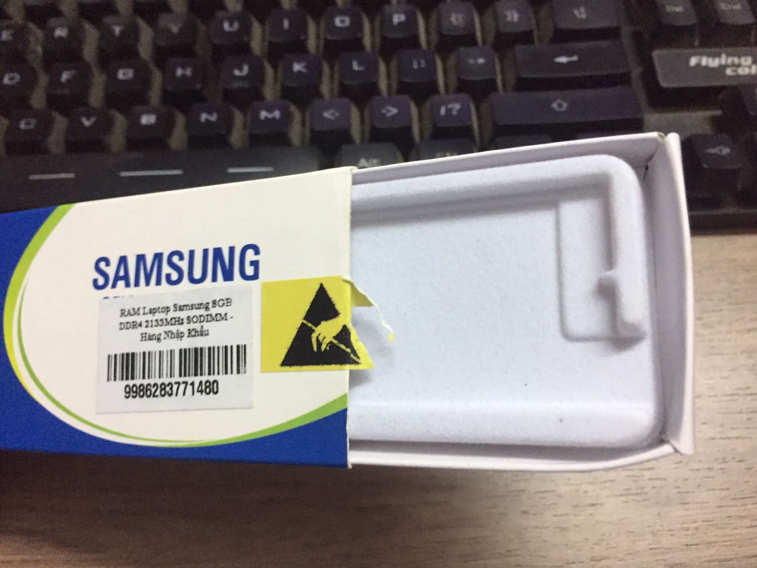 khi nhận hàng mình thấy hộp của hãng sản xuất đã được bóc, không biết nhà phân phối bóc ra để dán tem bảo hành vào hay là làm gì. Rồi sau đó dán team niêm phong màu vàng lại. Vì thế tôi nghi ngờ phân vân không biết có phải là hàng mới hay hàng bóc máy. Vì vậy cần giải thích từ shop.
Còn khi xem hàng thi thấy Ok, lắp vào chạy OK, chưa có lỗi gì