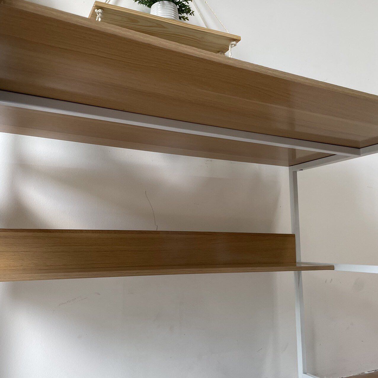 Bàn ổn, lắp hơi phức tạp nhưng shop gửi video hướng dẫn lắp nên ok rồi. Giao cũng nhanh, tạm thời để đồ lên thấy chắc chắn, chưa có vấn đề gì