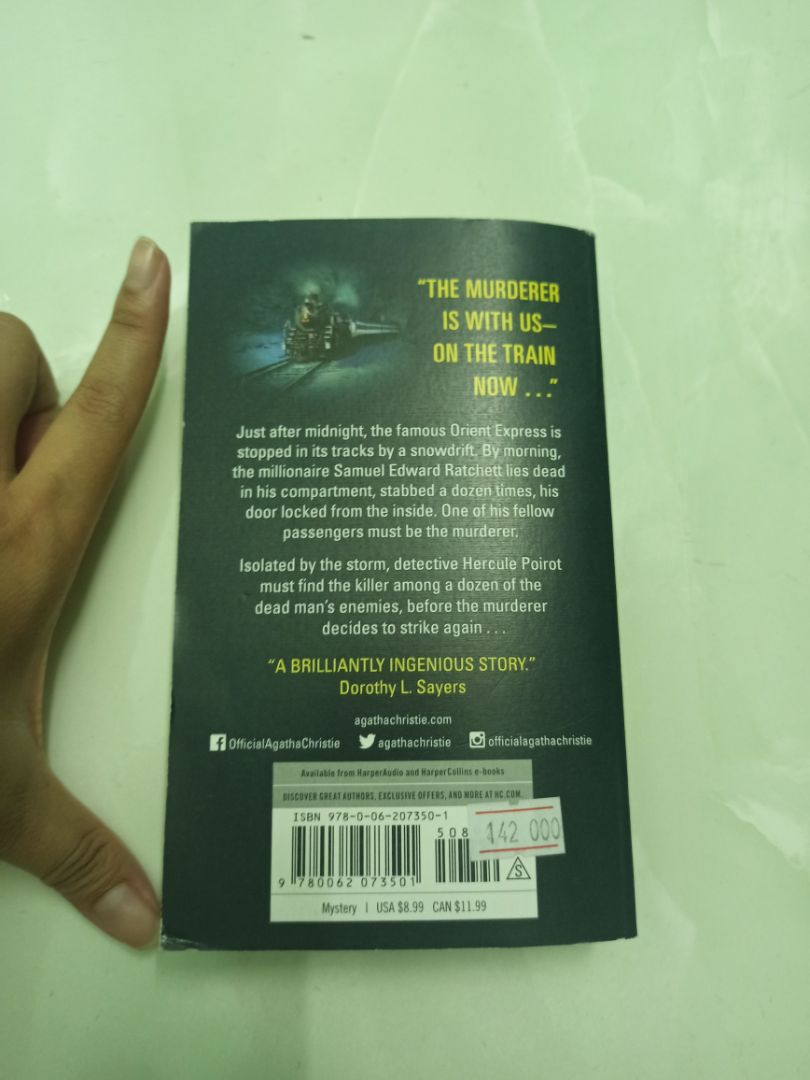 mua về đọc thử mà cuốn nhỏ nhỏ cưng lắm, giấy hơi mỏng nên đọc cẩn thận rách