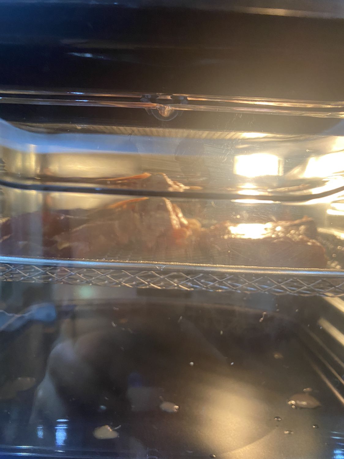 Đóng gói cẩn thận, máy gọn đẹp và chạy êm, dễ sử dụng
Đã sử dụng 2 lần để chiên sườn và nướng gà. Màu thịt rất đẹp và chín đều cả bên trong.
Ưng nhất là thấy mỡ từ thịt nhỏ xuống, nhưng thịt vẫn ko bị khô. Đỡ mất công lau chùi dầu văng trên bếp nữa. 
Tóm lại là cực kỳ hài lòng khi mua máy này