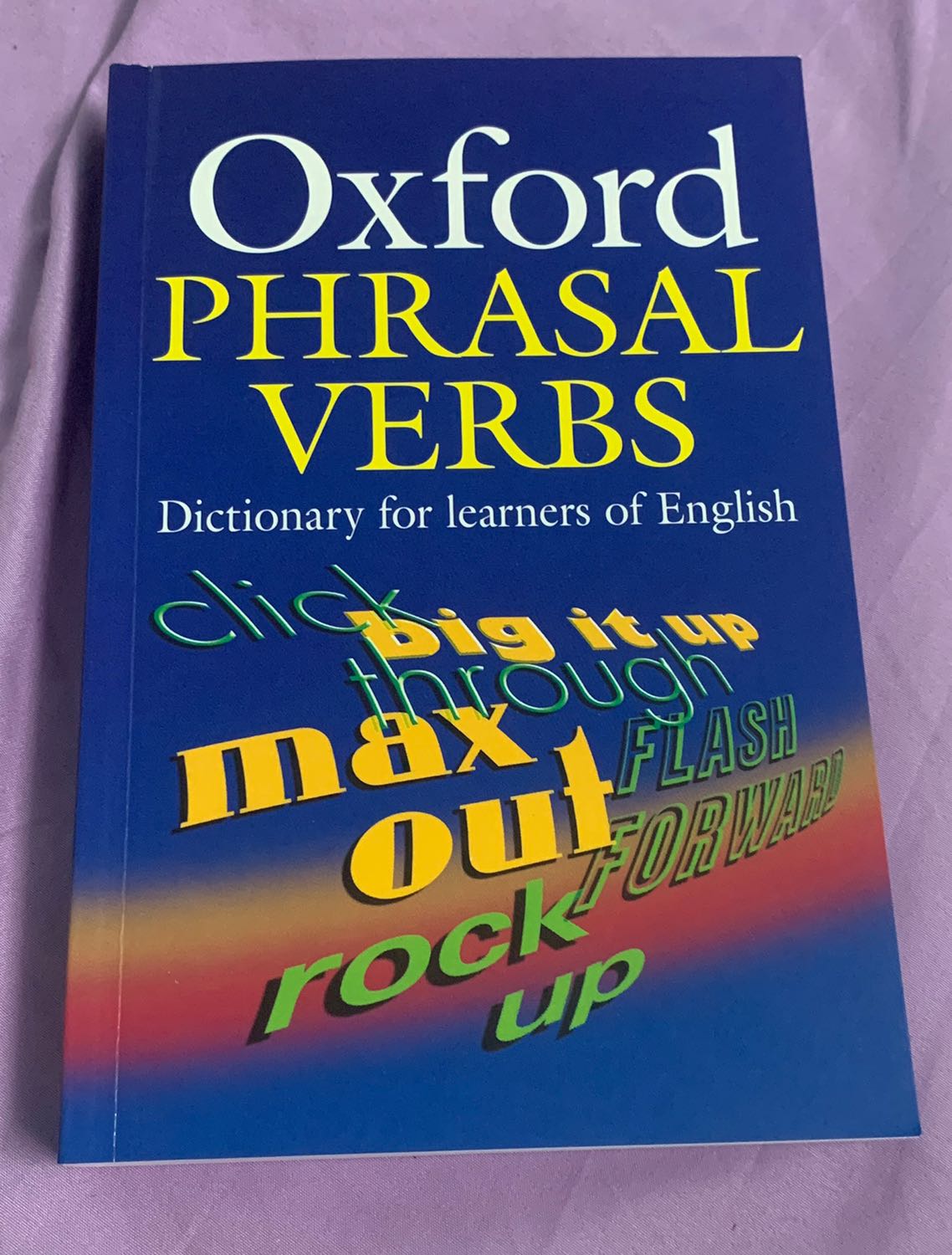 Giao trong 3 ngày, sách có lớp màng co mình đã tháo trước. Đẹp, hài lòng. Chữ bên trong trình bày thích mắt, có vài topic và bài tập.