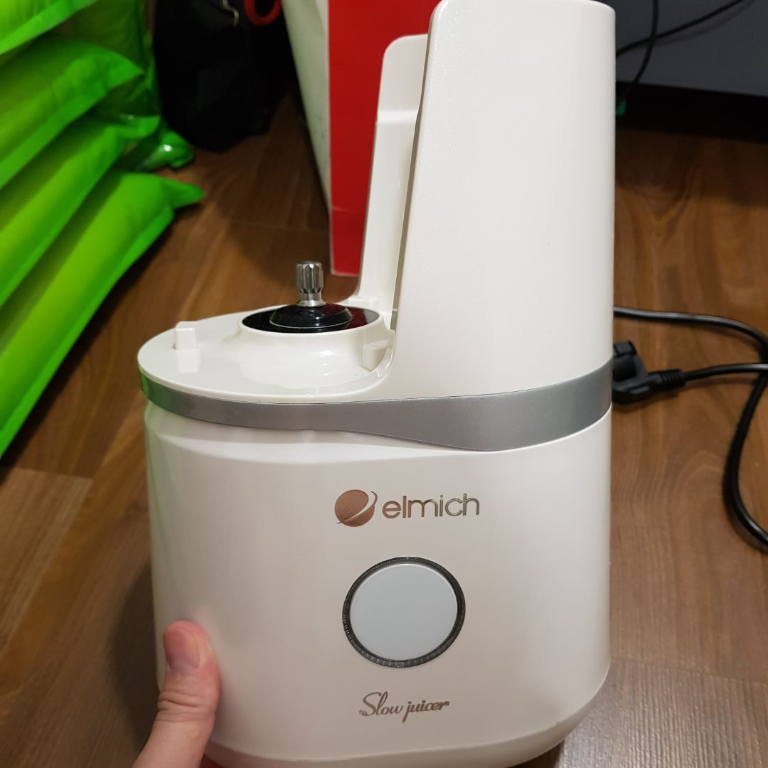 Sản phẩm chắc chắn, ok. Nhưng điểm giao nhau giữa máy và cối xay khớp nối cũng chưa hoàn hảo, có tí hơi lắc. Đã xài được 2 tháng. Nói chung là ngon, máy khỏe, độ ồn thấp. Sản phẩm chắc chắn, ok. Nhưng điểm giao nhau giữa máy và cối xay khớp nối cũng chưa hoàn hảo, có tí hơi lắc. Đã xài được 2 tháng. Nói chung là ngon, máy khỏe, độ ồn thấp.
