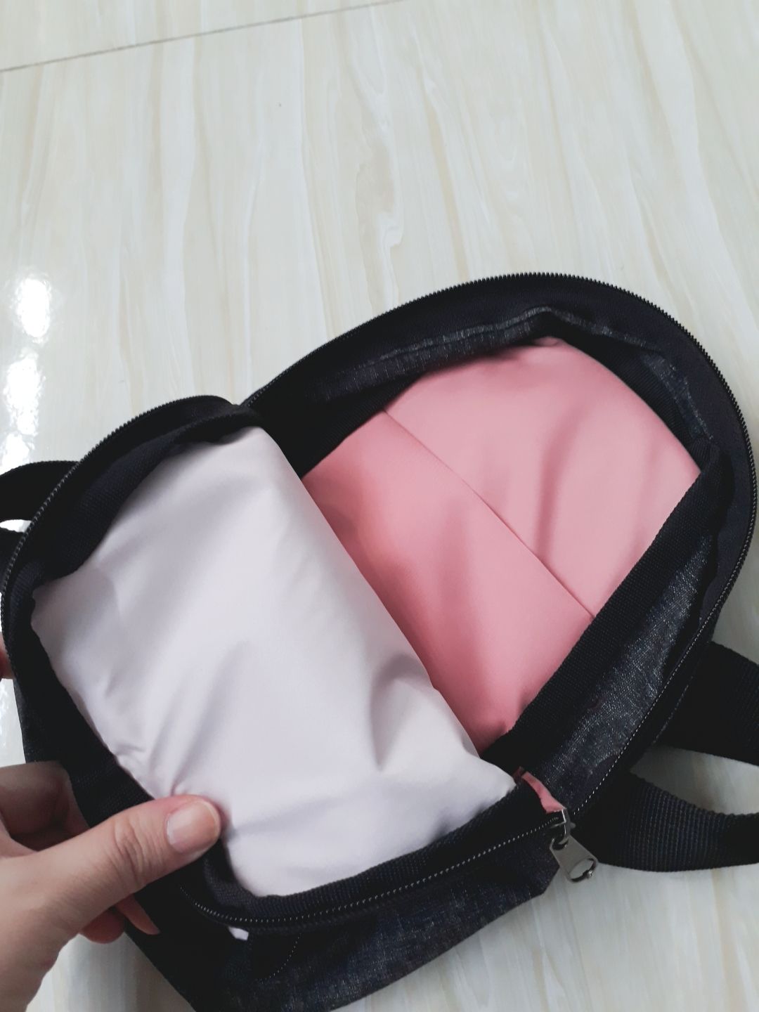 sản phẩm thực tế đúng như mô tả, bên trong có 2 ngăn có đệm khá ok, chất vải mềm.