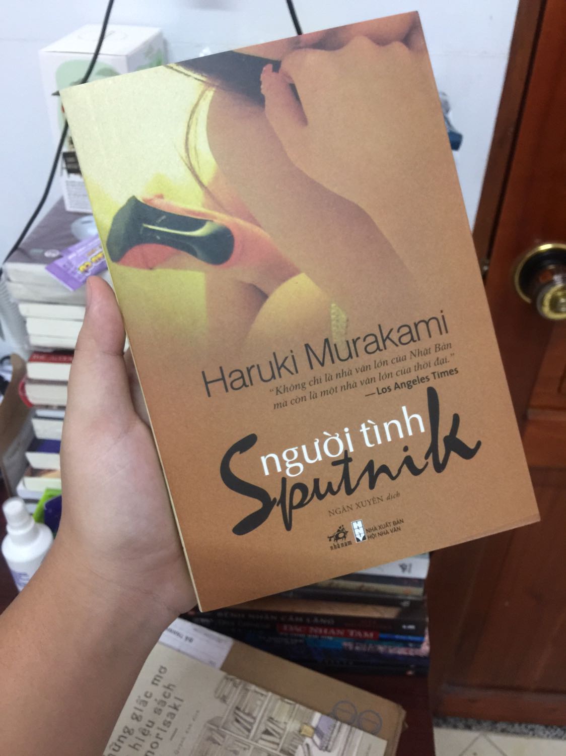 Đây là một trong những tác phẩm gấy ấn tượng cho mình nhất ngay từ những câu văn đầu tiên. Bìa sách cũng tạo nên một sức hút rất đặc biệt. Mình mua hàng trong thời gian dịch bệnh vẫn còn diễn biến khá phức tạp. Tuy vậy hàng về cũng khá đúng hạn và kiện hàng được đóng gói khá chắc chắn. Mình rất hài lòng về sản phẩm cũng như dịch vụ của Tiki.
