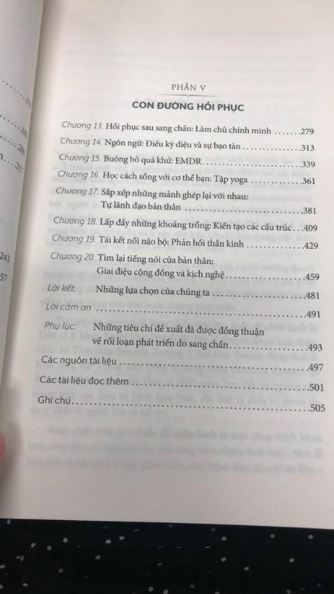 Sách dành cho các bạn muốn tìm hiểu về tâm lý chứ không phải để đọc rồi tự chữa nghen.
Sách dày lắm luôn á. Đầu tiên là giúp bạn thức được vấn đề mình đang gặp phải, tiếp là tại sao lại như vậy (Đa số là do tuổi thơ, giống như  Freud nhận định 90% là đến từ gia đình, người nuôi dưỡng,..) và cách để bạn vượt qua. 
Thật sự thì những cuốn sách tâm lý dạng như vầy, mình đọc nhưng sẽ bỏ phần trị liệu vì bạn chỉ nên đọc khi thật sự muốn cải thiện tâm lý, còn xác định còn mơ hồ nửa muốn nửa không thì bỏ luôn vì đọc như nước đổ lá khoai.