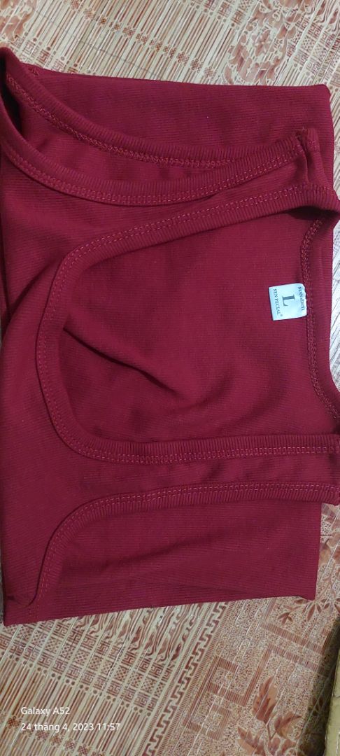 Chất liệu vải thoáng mát,size L mà hơi bé so với người của mình đặt rồi nên ko muốn đổi lại