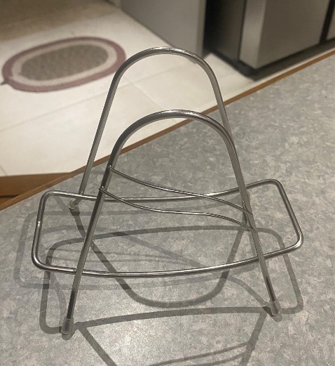 Kệ nhỏ, mỏng manh, giao chưa đúng hình mẫu!