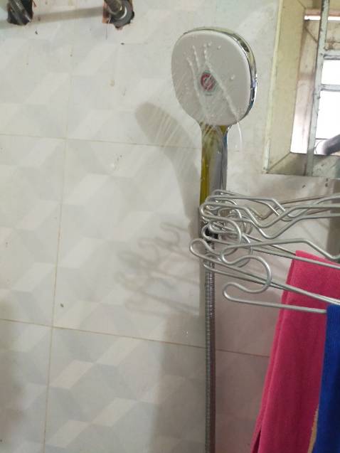 Hàng đóng gói kỹ, cẩn thận chu đáo, nhân viên tư vấn tích cực nhiệt tình, đánh giá 5*,. Chất lượng SP Chắc chắn, cầm đằm tay, áp lực nước chưa mạnh !!