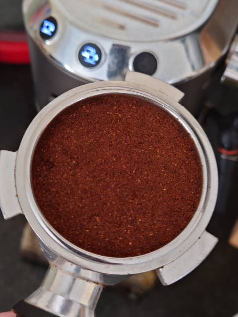 Vị đậm đà mà không hề gắt dù 70% robusta và là medium roast. 
30% arabica giúp mùi vị được cân bằng. Hương thơm bằng 1/3 so với dòng Globo tức là thơm thoang thoảng chứ không nồng nàn nhưng khi pha vẫn rất dậy mùi.
Thời gian chiết suất ngắn tối ưu (~20s) sẽ khó nhận biết được vị đắng gắt tương tự dòng dark roast của Starbucks. Điều này cho thấy chất lượng vùng nguyên liệu và kỹ năng xử lý cà phê của hãng.