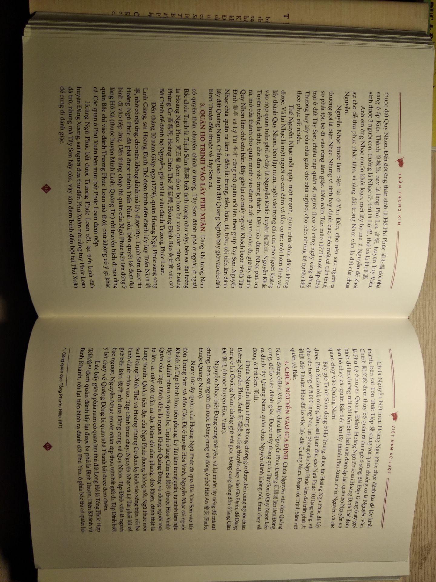 sách nặng mà đẹp.vô cùng, giấy cực thơm và thích luôn, gáy rất chắc chắn. Cơ bản đấy là quyển sách lịch sử tóm lược nước việt nam ta, từ thửa sơ khai lập nước đến lúc ctranh vs pháp, sẽ cho bản đủ thông tin luôn, thanks tiki, thanks nhã nam vì làm sách quá đẹp