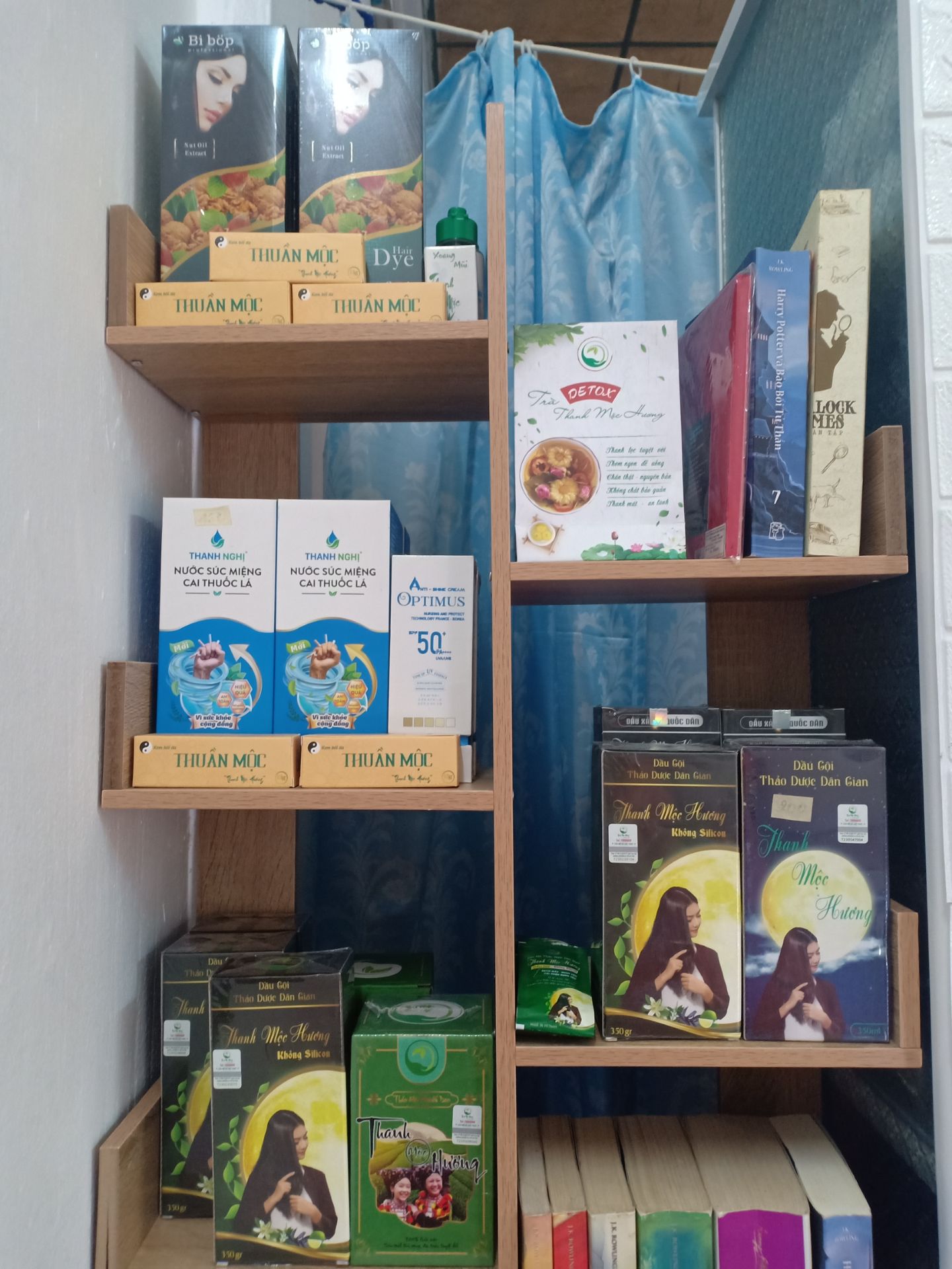 Đẹp tuyệt vời. Kệ chắc chắn, gỗ tốt. Ai cũng khen luôn á.
Có cái khoan máy nên ráp khoảng 20p là xong luôn. Mình cố định 1 khoan vào tường nữa nên nó chắc lắm. 
Góp ý chút là nên chọn loại ốc vít ngắn hơn xíu. Vì dài quá lúc khoan vào nó bị nứt tấm gỗ.