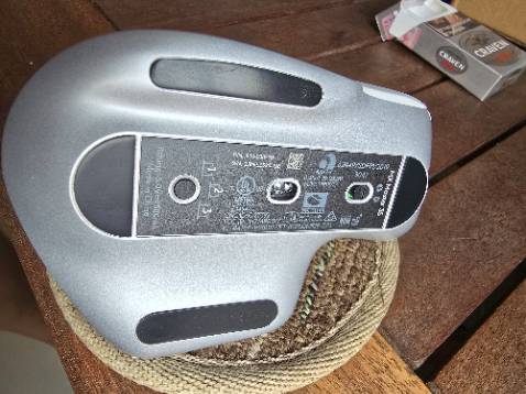 Giao hàng nhanh, tem dán vẫn còn nguyên, kể cả miếng dán dướii chuột. Tuy nhiên, nhìn kỹ 4 miếng cao su tiếp xúc thì có dấu trầy xước và mòn chút chút, không giống chuột zin chưa sử dụng như mình nghĩ