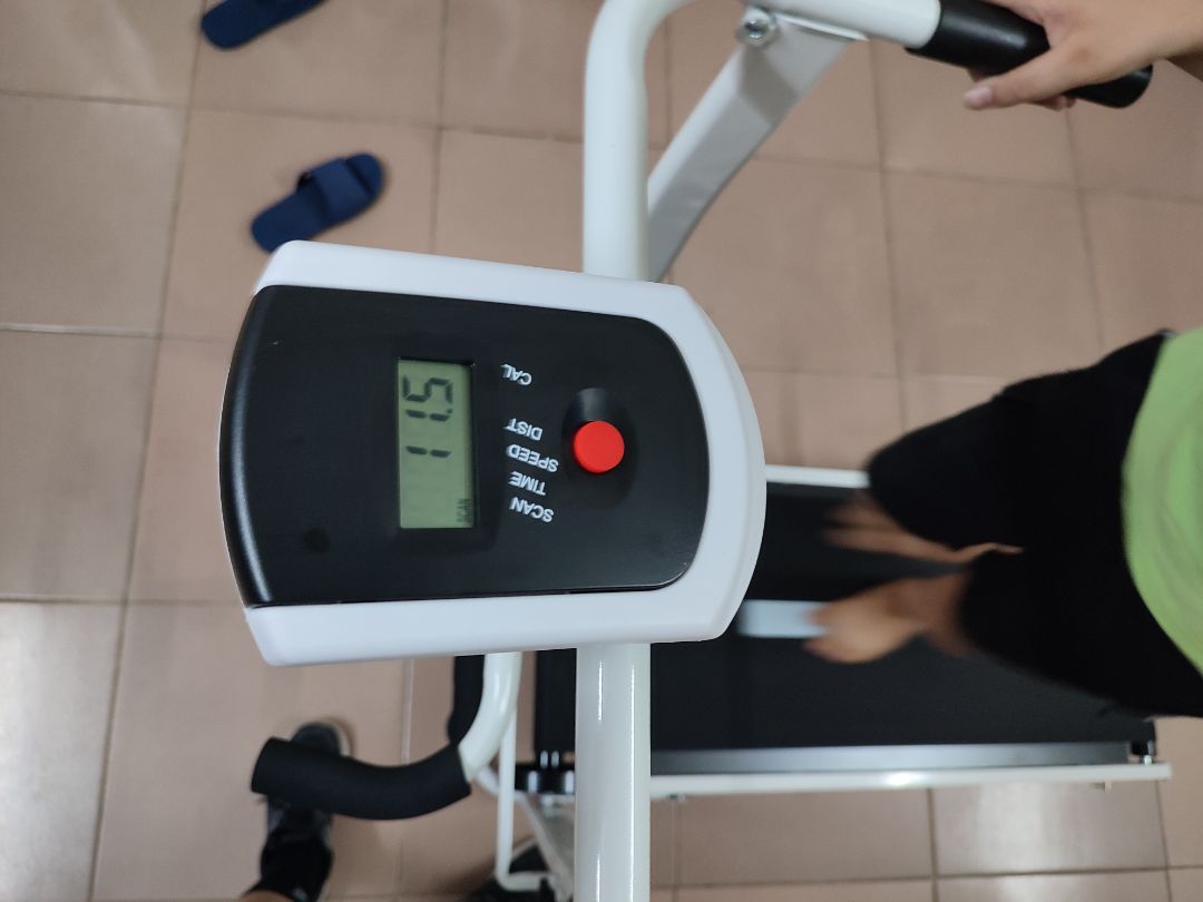 Ban đầu chưa quen nên hơi trượt, tập 1 lúc quen là ổn ngay, trẻ em tập cũng rất ok nha. Máy có báo thời gian, khoảng cách...để theo dõi quá trình tập. Máy cơ nên tập 1 chút đã mệt và toát hết mồ hôi rồi. Gập được lại nên để góc nhà gọn gàng, máy có bánh xe di chuyển dễ dàng, có hỗ trợ gập bụng xoay eo. Tuy nhiên phần tay cầm hơi ọp ẹp tý. Nhìn chung hài lòng so với giá tiền :)