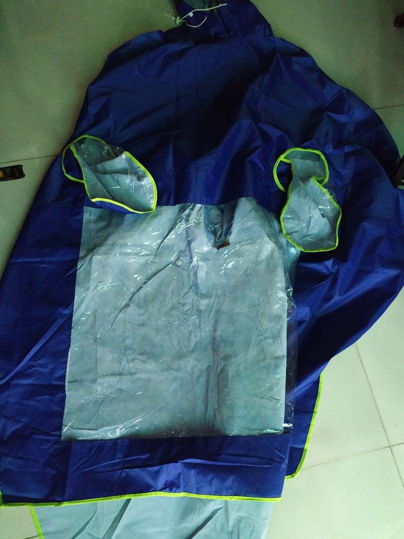 áo mưa 2 đầu gắn quá , shop gì mà ko có chỗ nào đặt size , mua về mặc ko vừa , chat cũng ko có , Tiki quá dỡ tôi có NT lên tổng đài cũng như ko, chỉ biết bán để thu tiền thôi chứ ko quan tâm đến khách quá tệ