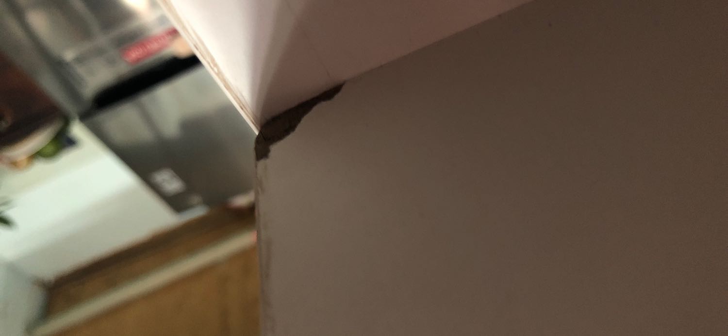 Sản phẩm chất lượng khá kém, rớt gương ra khỏi tấm gỗ, sản sp có nhiều vết trầy móp méo, giao hàng chậm 3 ngày